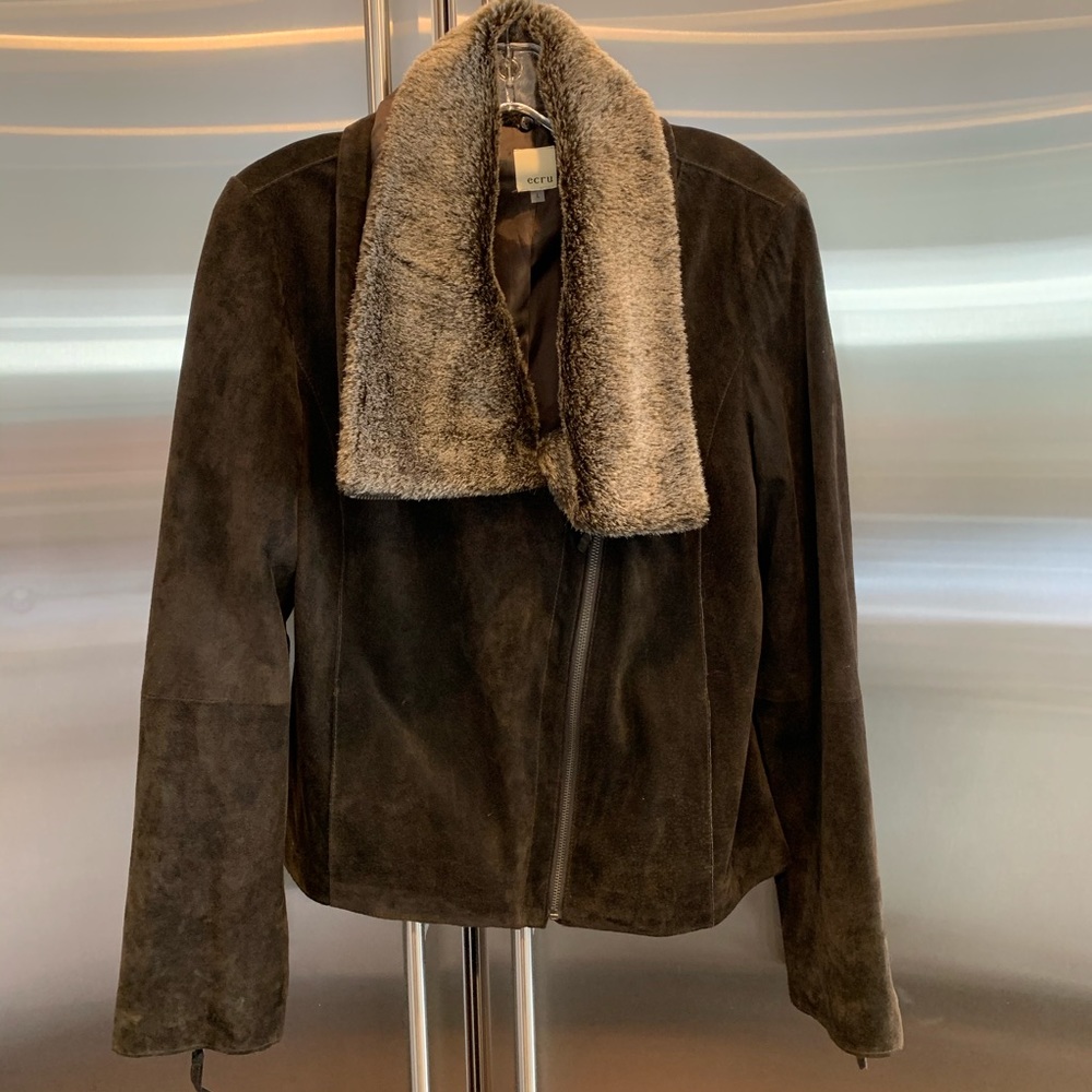 Ecru suede jacket with fur collar